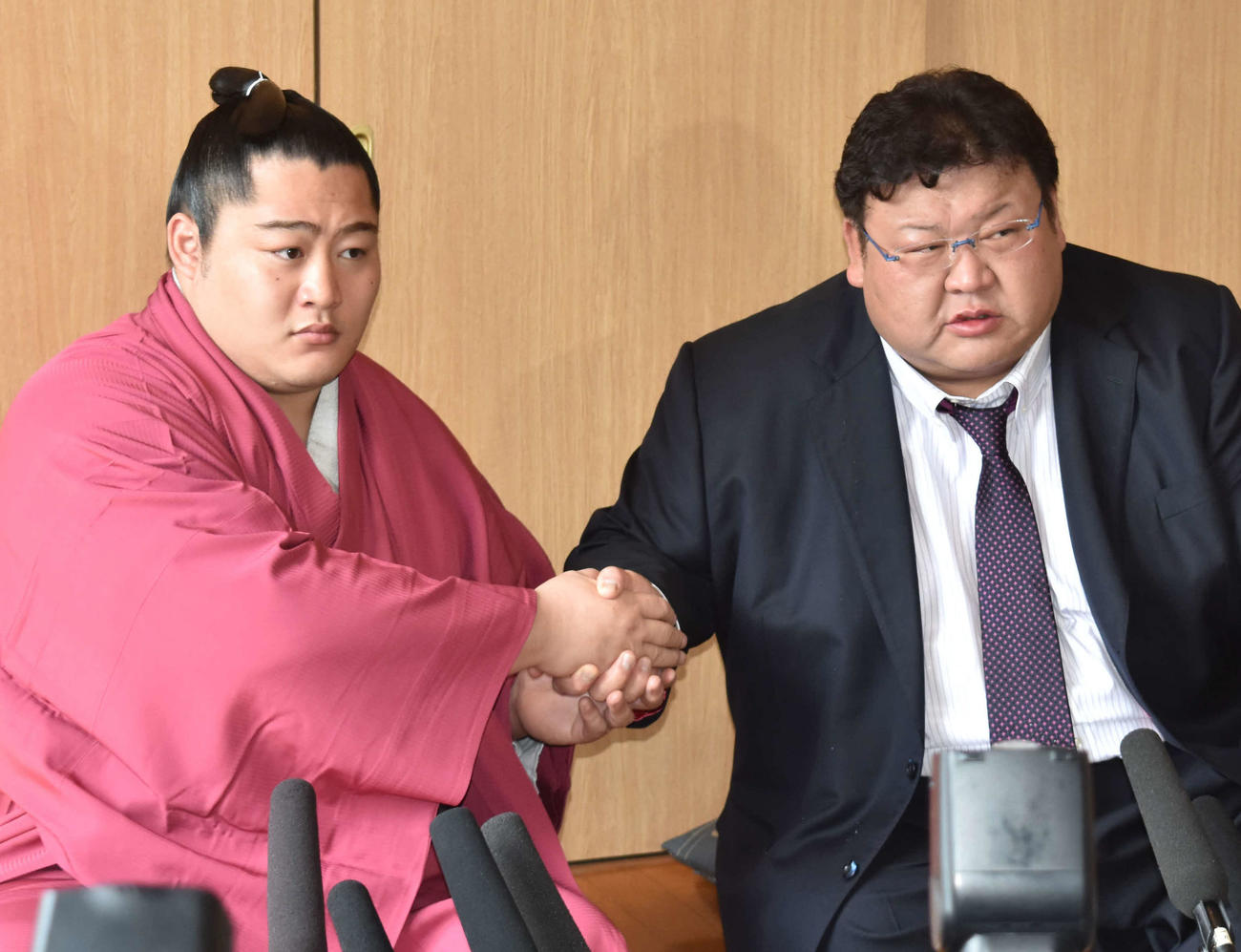 部屋取材禁止で定番の「タイ持ち」なし 追手風親方「優勝の実感もない」 - 大相撲写真ニュース : 日刊スポーツ