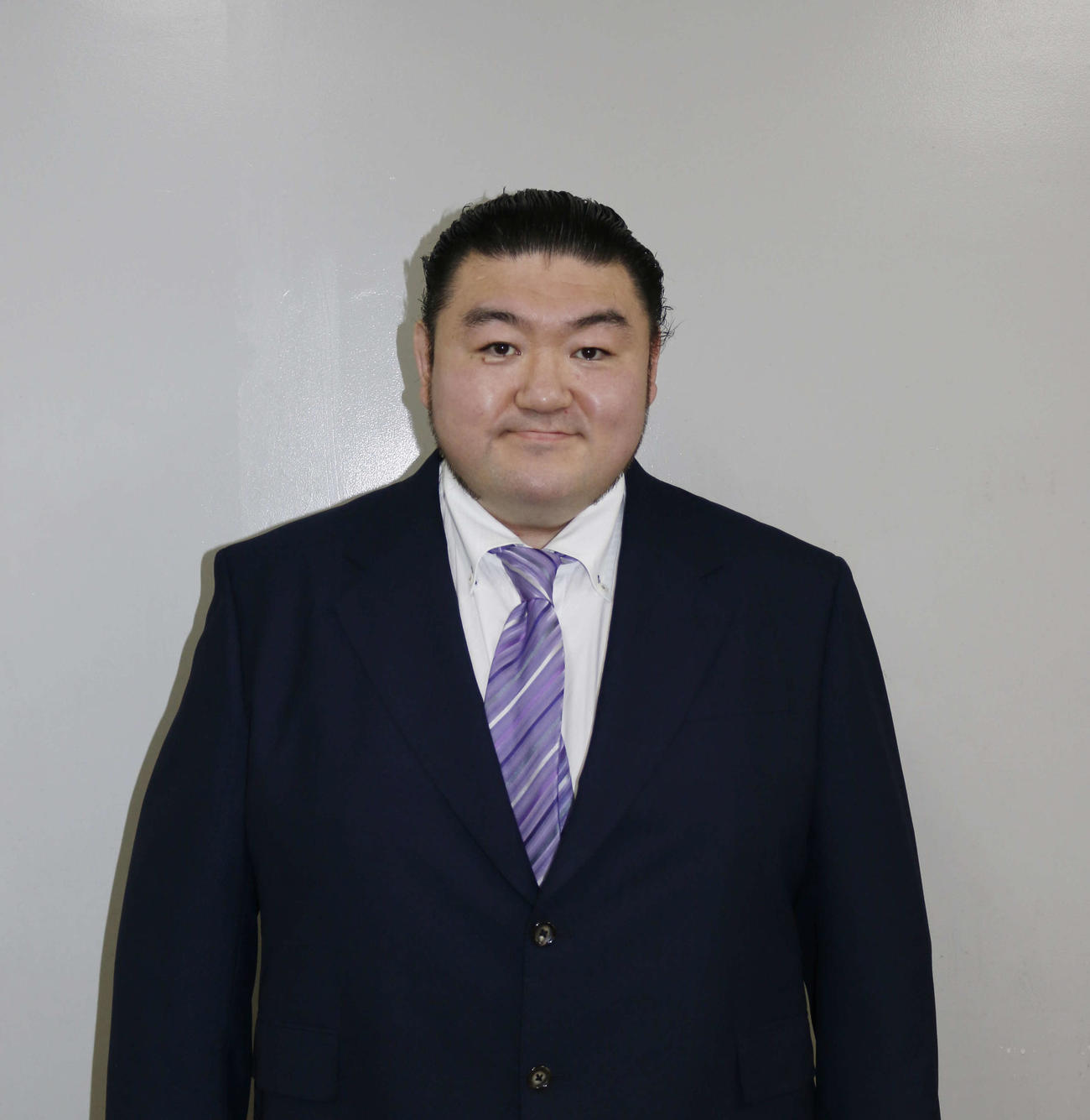 東京・墨田区の旧東関部屋で断髪式を行い、整髪を終えてスーツに着替えた華王錦