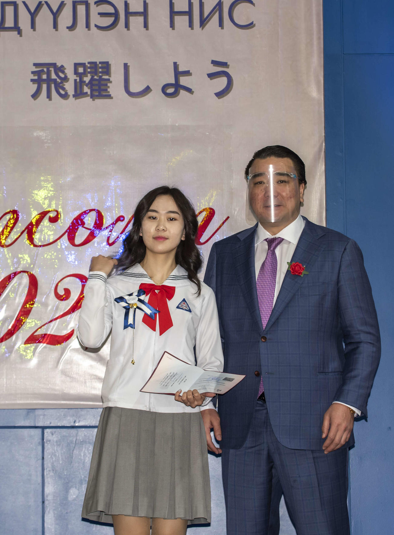 新モンゴル日馬富士学園の卒業式で、卒業生と記念撮影する元横綱日馬富士（右）