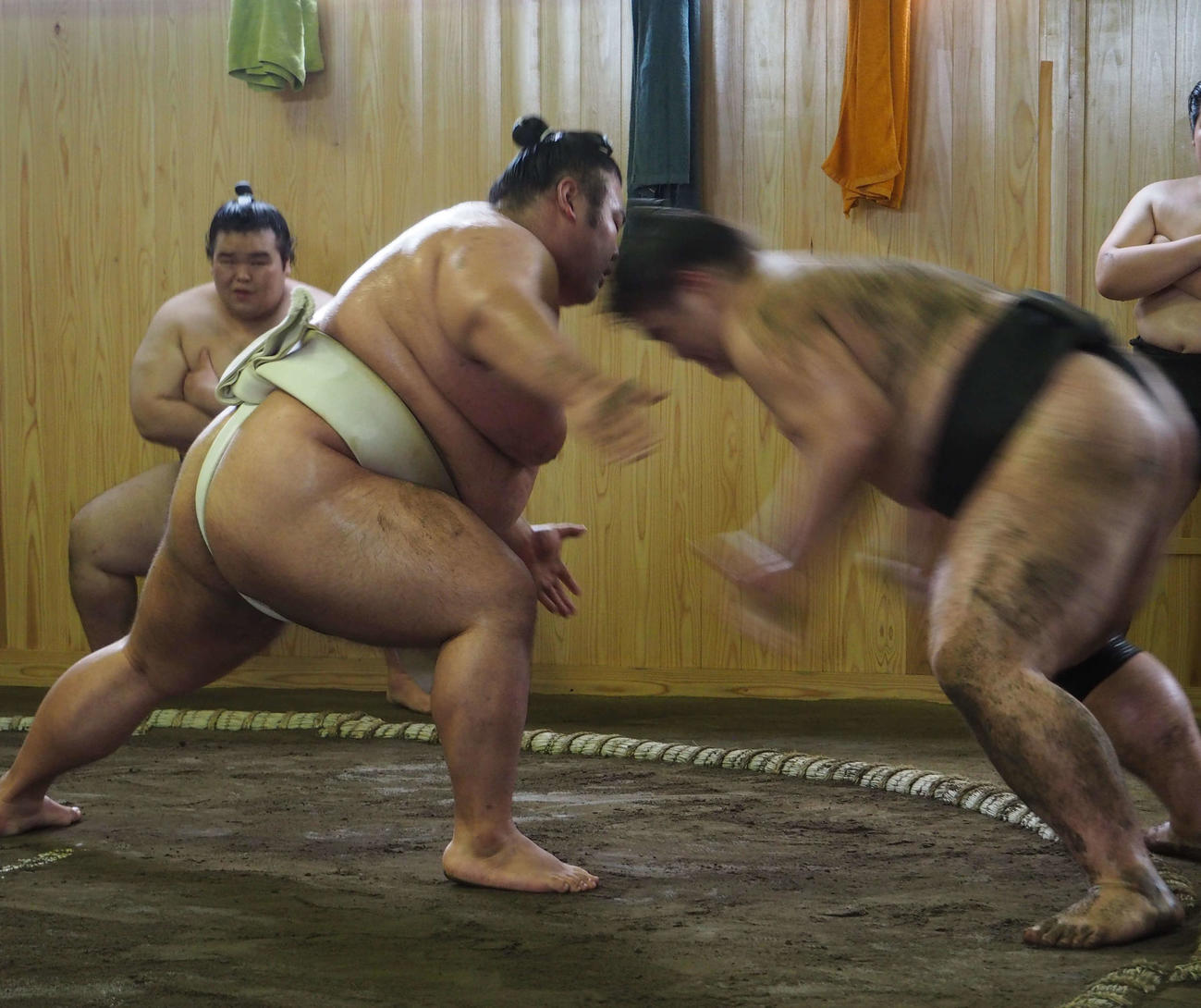 若い衆に胸を出す貴景勝（左）（代表撮影）