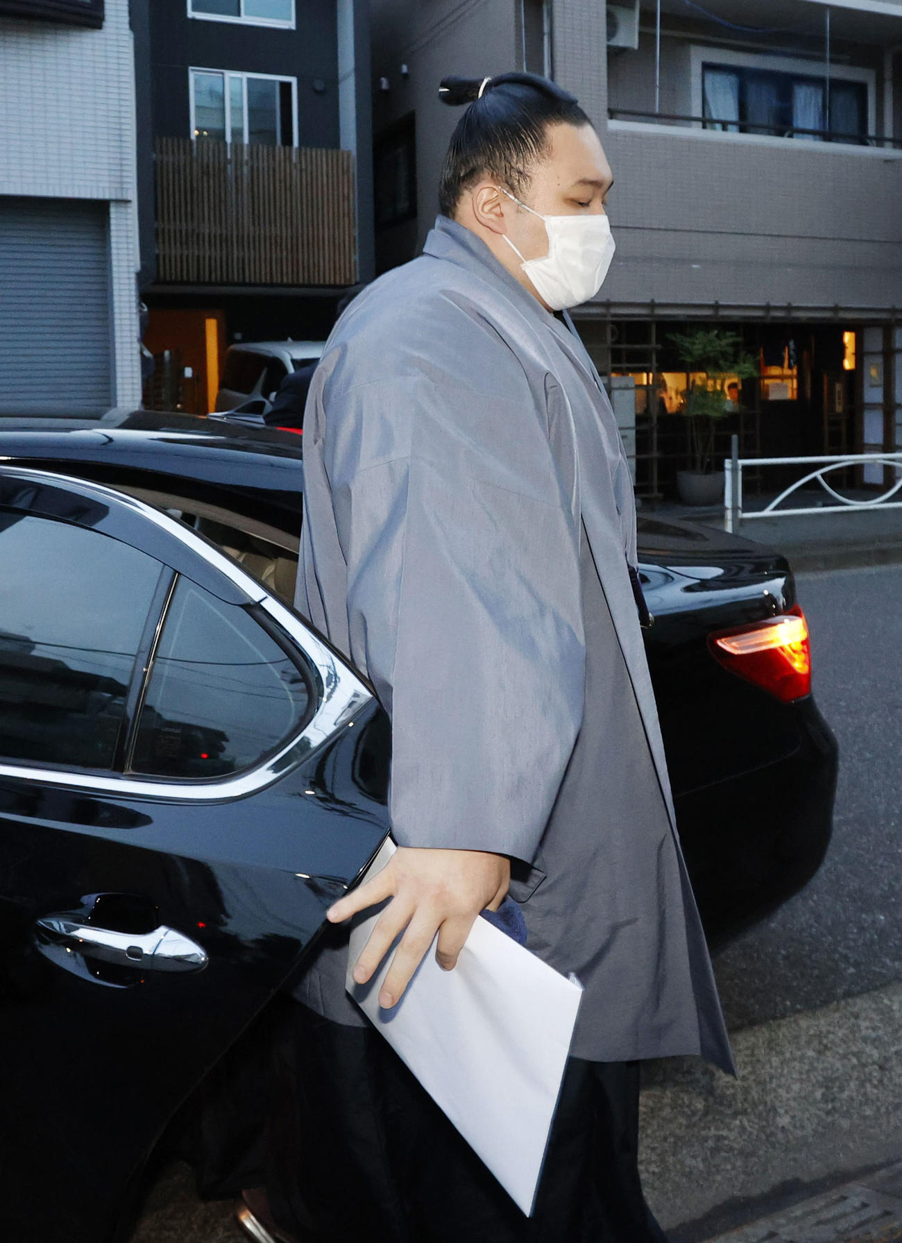 日本相撲協会の臨時理事会で6場所出場停止などの処分が決まった後、高砂部屋に戻った朝乃山（共同）