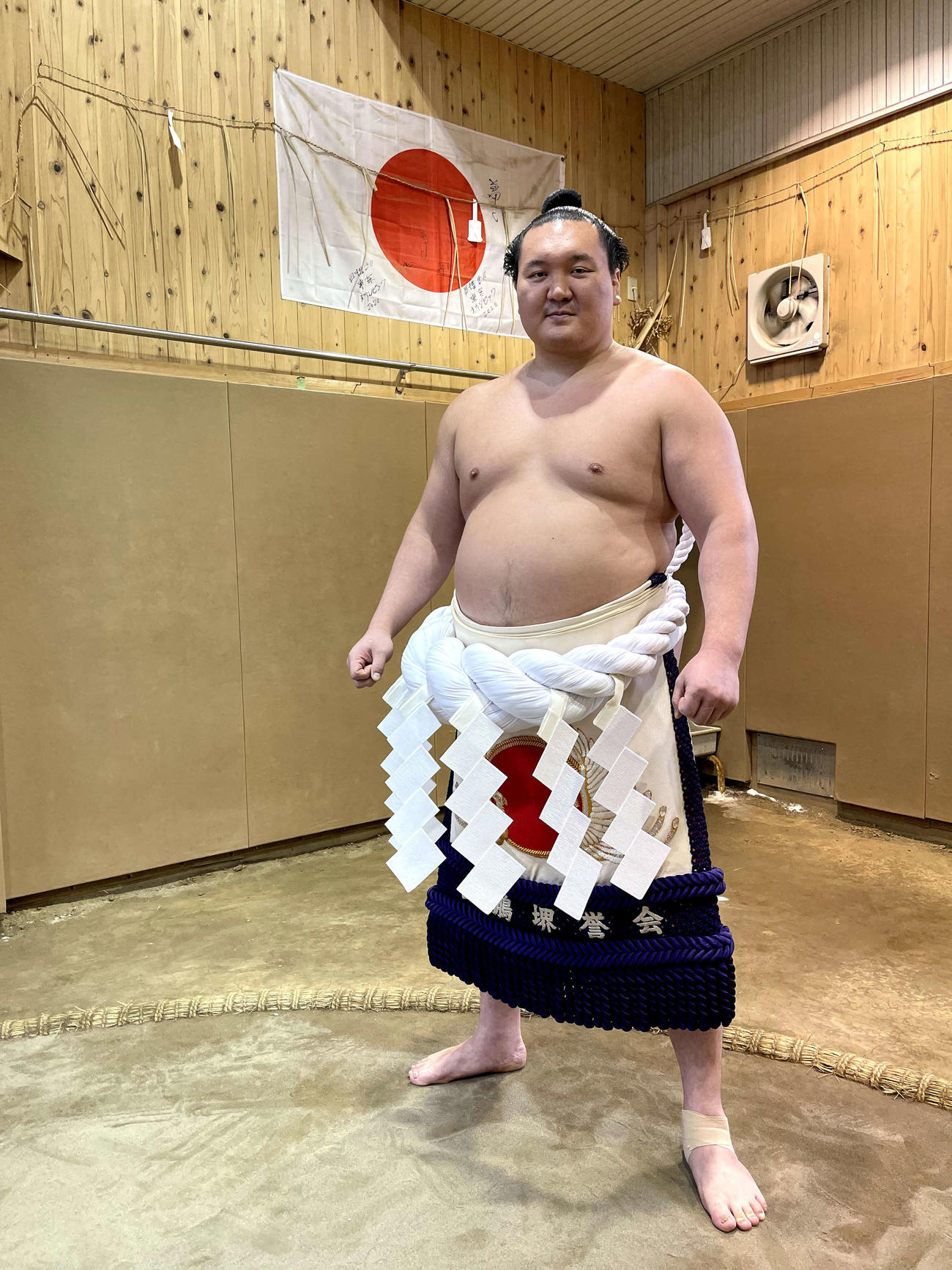 新調された綱を締める白鵬