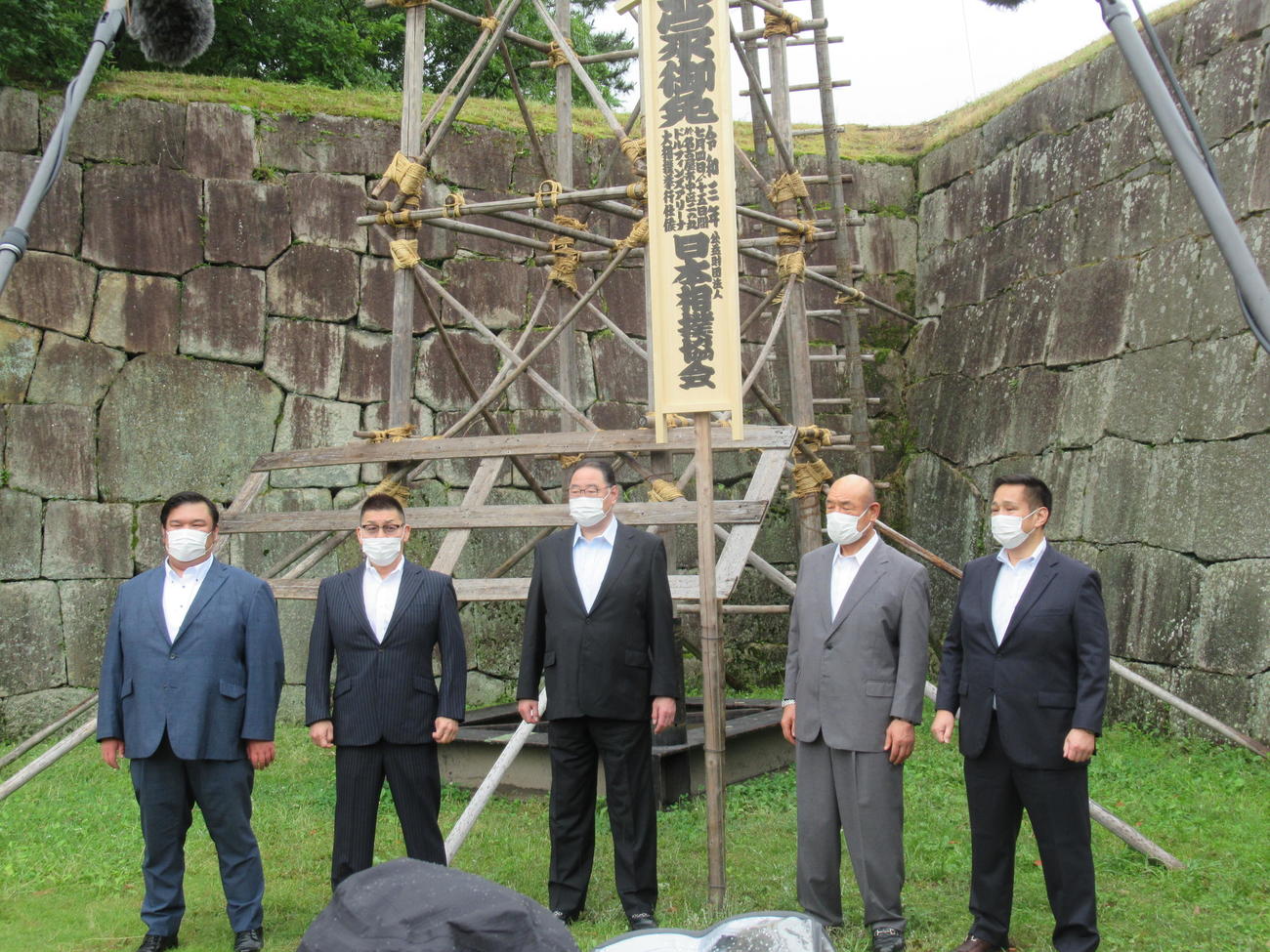 名古屋場所の御免札を設置した担当部長の出羽海親方（中央）ら（撮影・実藤健一）