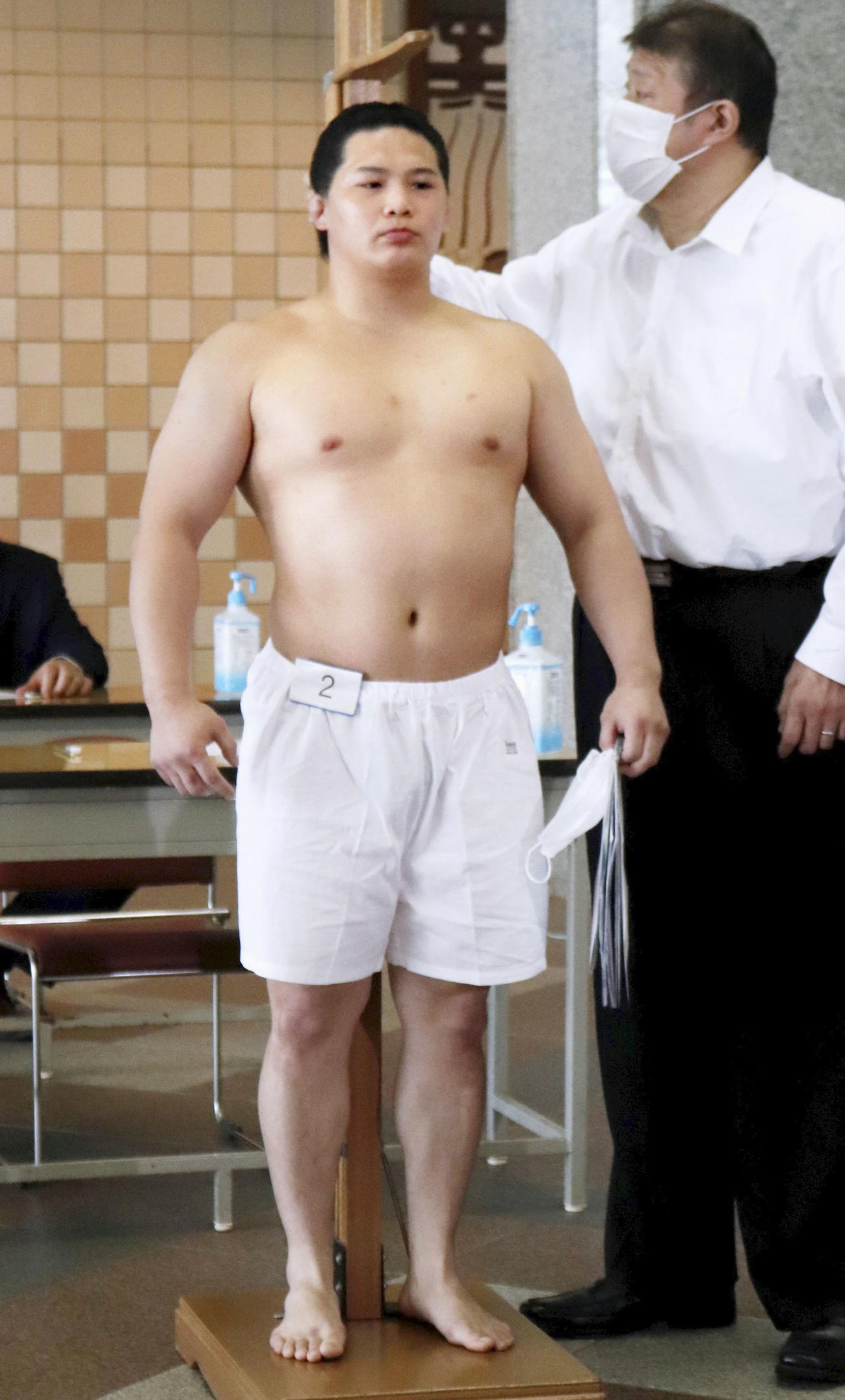 新弟子検査で身長を測る渡辺晋太郎（日本相撲協会提供・共同）