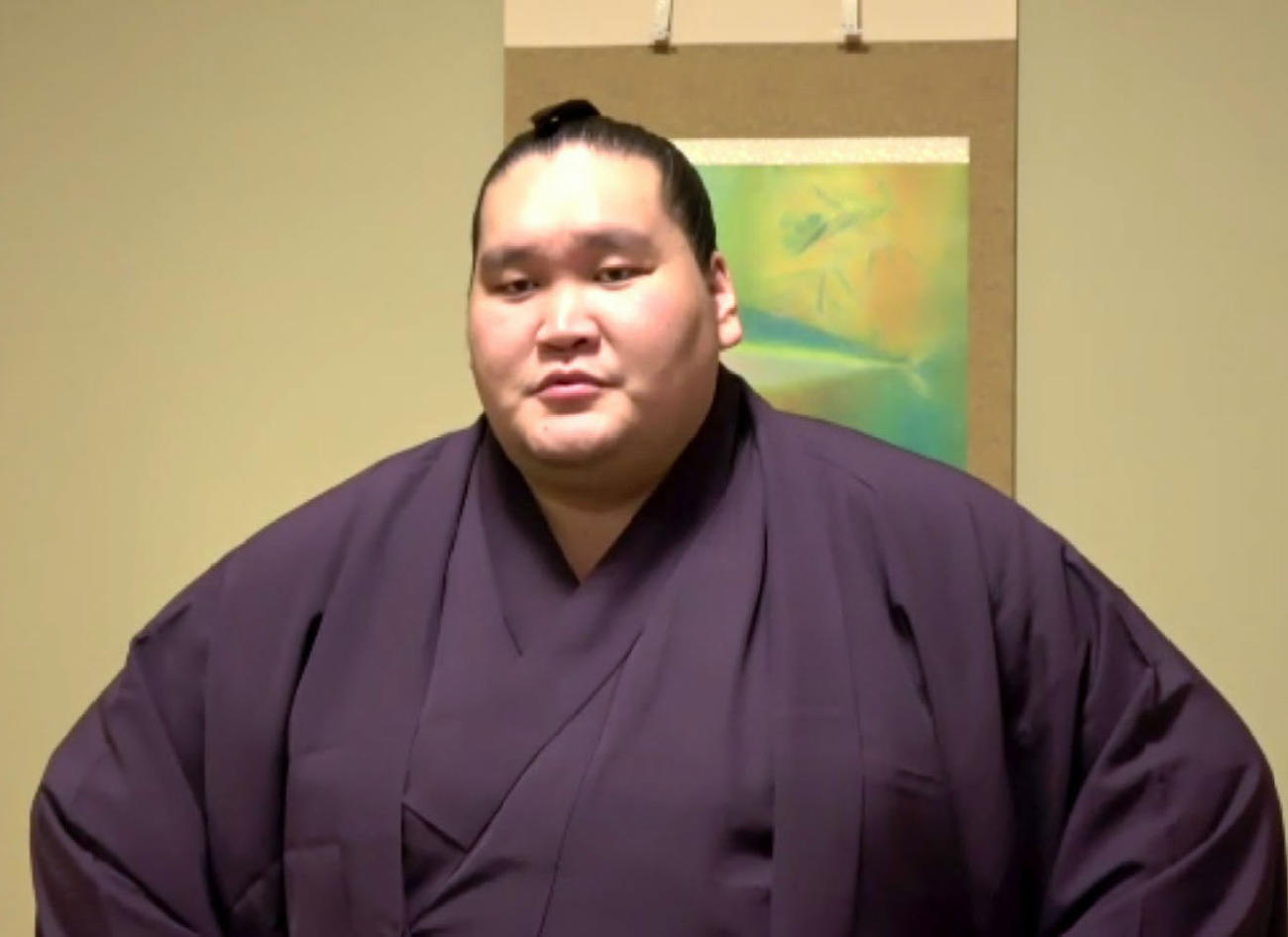 オンラインで記者会見する照ノ富士（共同）