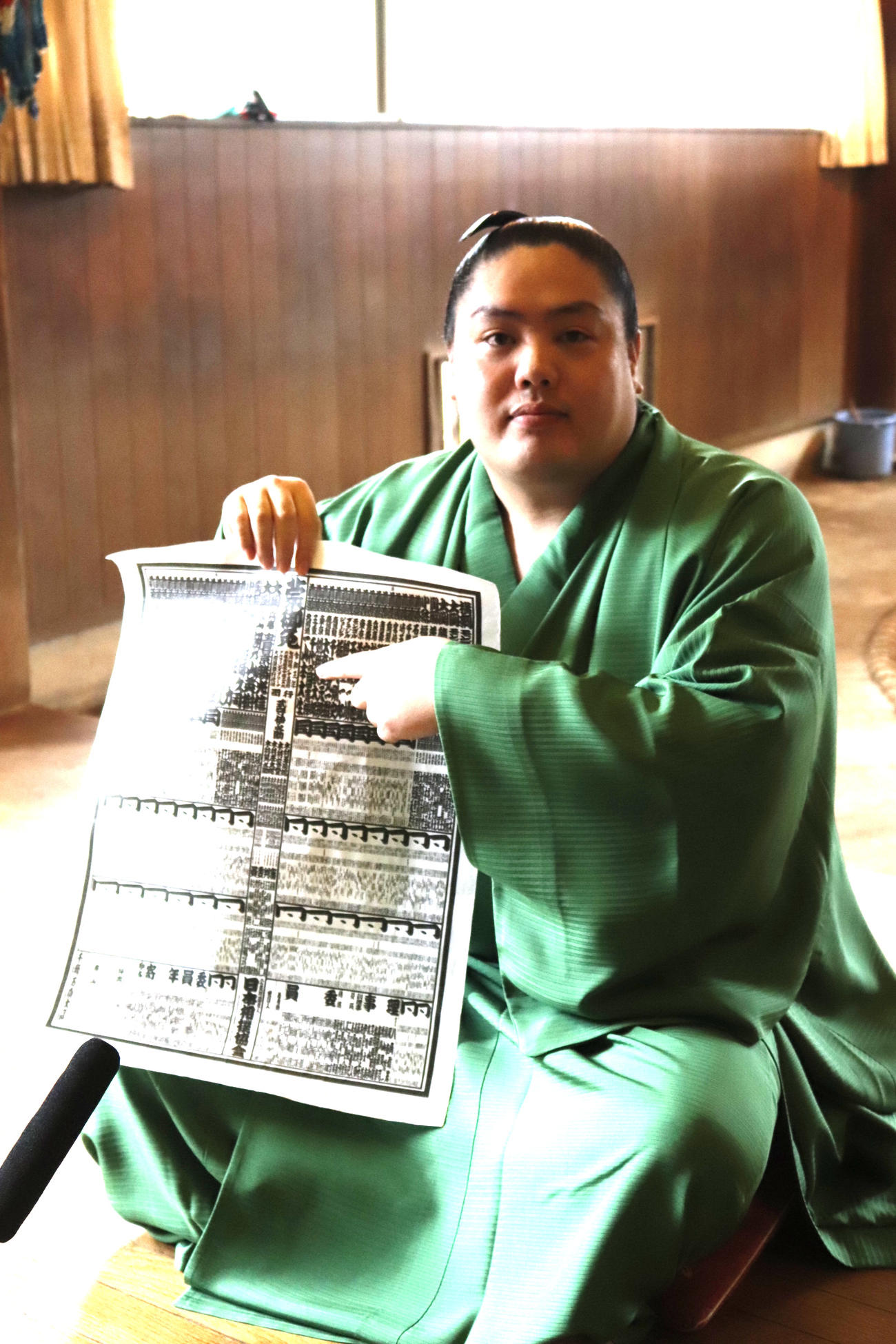 名古屋場所で新入幕を果たし番付表に記載された自身のしこ名を指さす一山本（日本相撲協会提供）