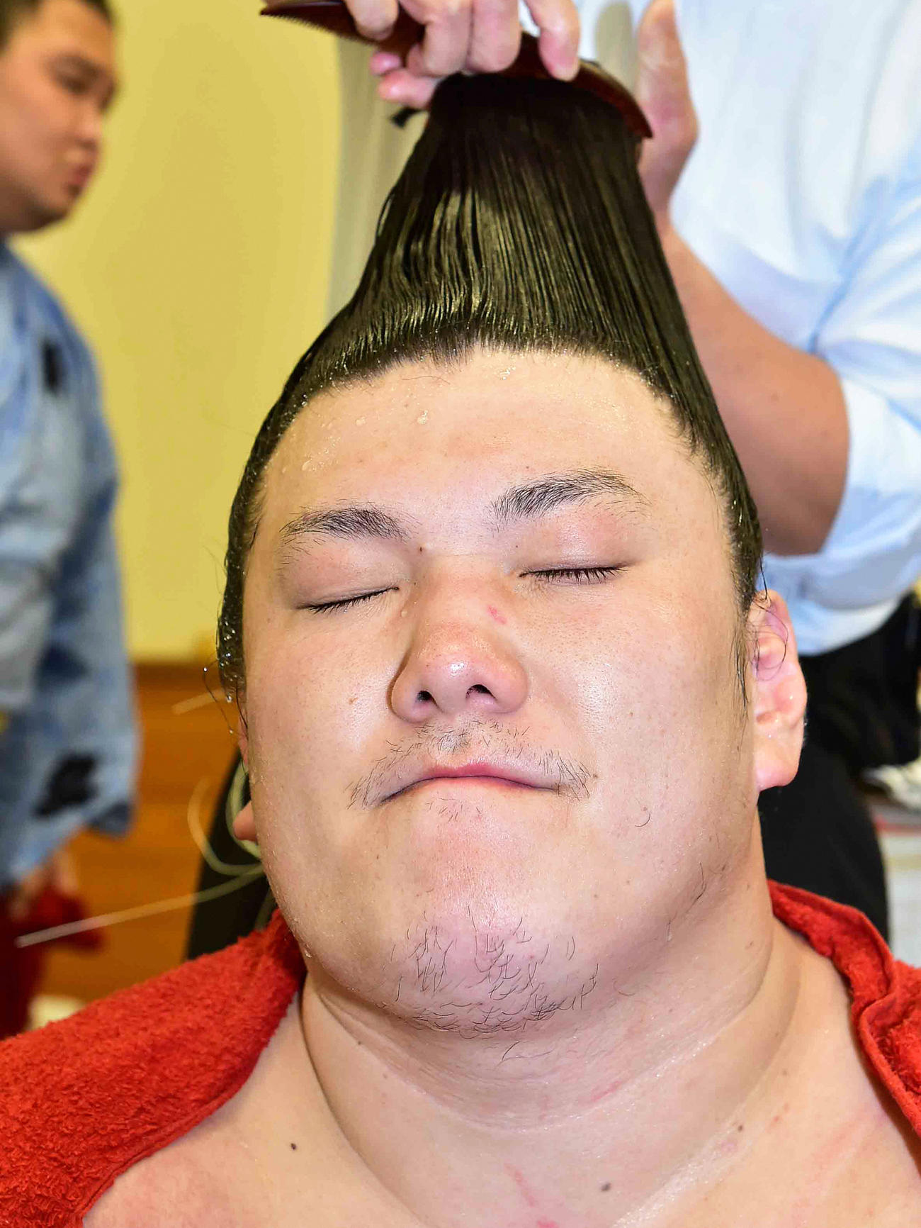 15年秋場所12日目、嘉風に敗れ支度部屋で目を閉じながら悔しそうな表情を見せる勢