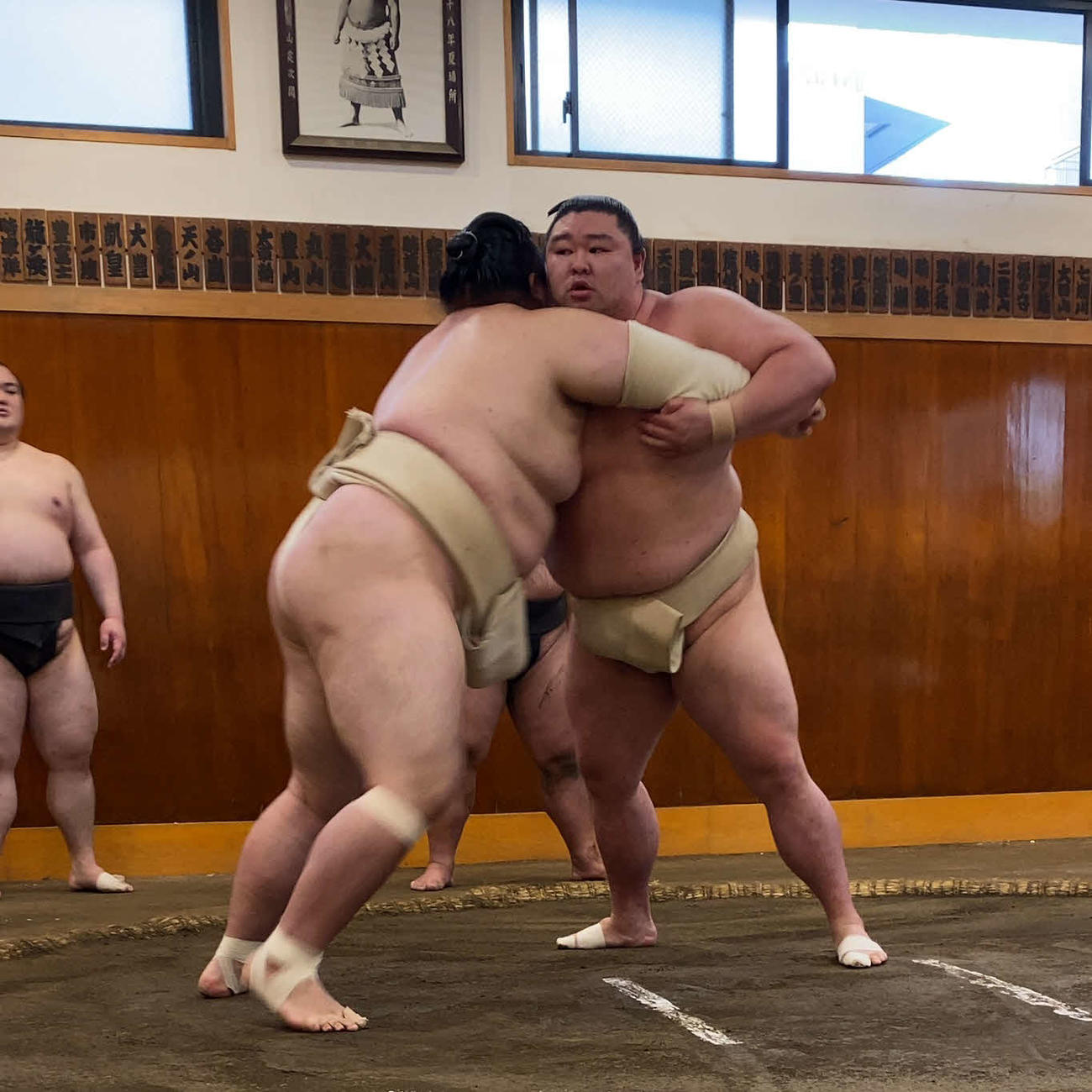 豊山と三番稽古を行う正代（右）（日本相撲協会提供）