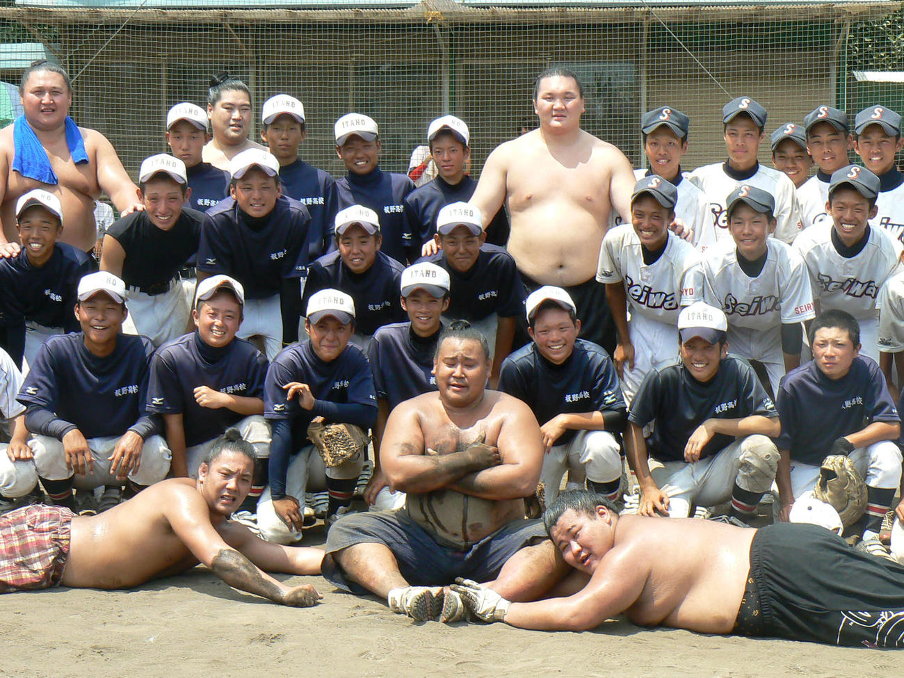 2011年8月10日、徳島県内での当時の大島部屋と宮城野部屋の合同合宿で、地元高校球児と交流後、記念撮影に収まる旭日松（前列中央）、白鵬（後列中央）、旭天鵬（同左端）、旭大星（前列左）ら