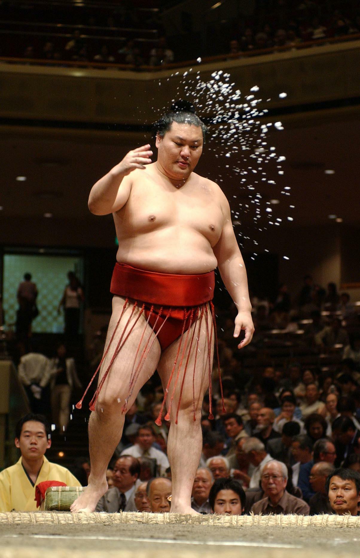 04年5月、夏場所で取り組み前に塩をまく光法