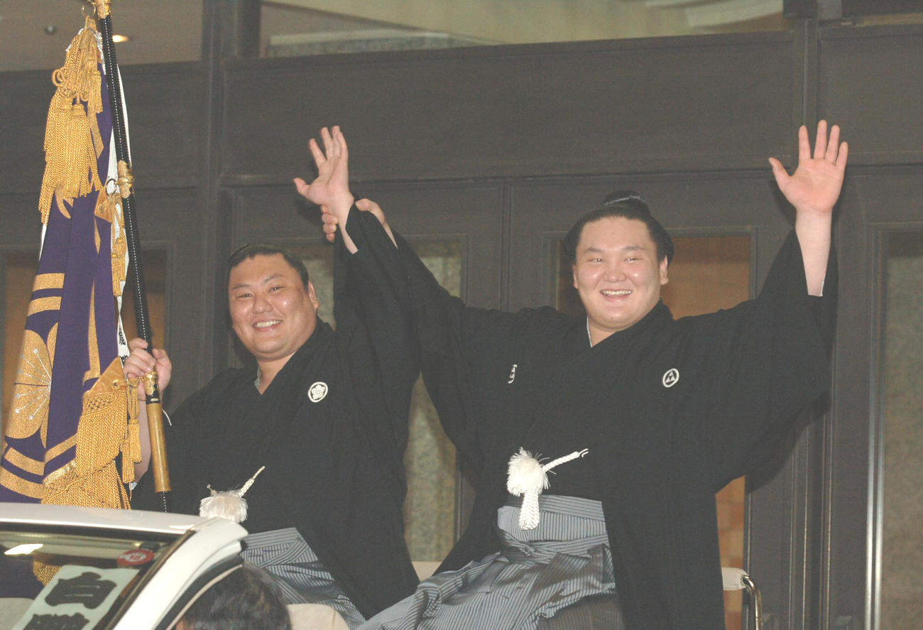 06年5月、夏場所で初優勝を飾った白鵬（右）は光法を従えたパレードで笑顔を見せる