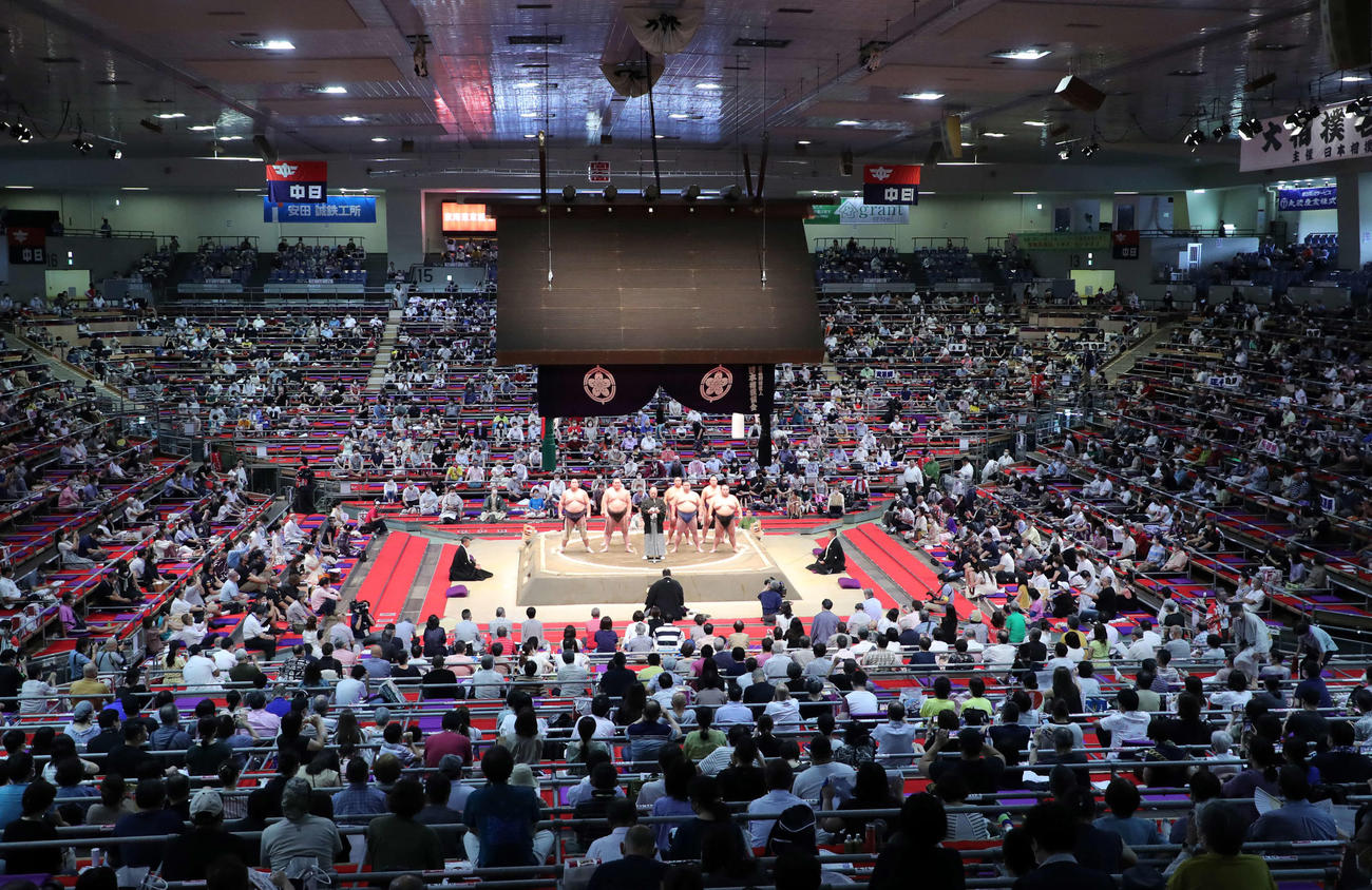 協会あいさつする、左から照ノ富士、白鵬、八角理事長、御嶽海、正代、明生、貴景勝（撮影・鈴木正人）