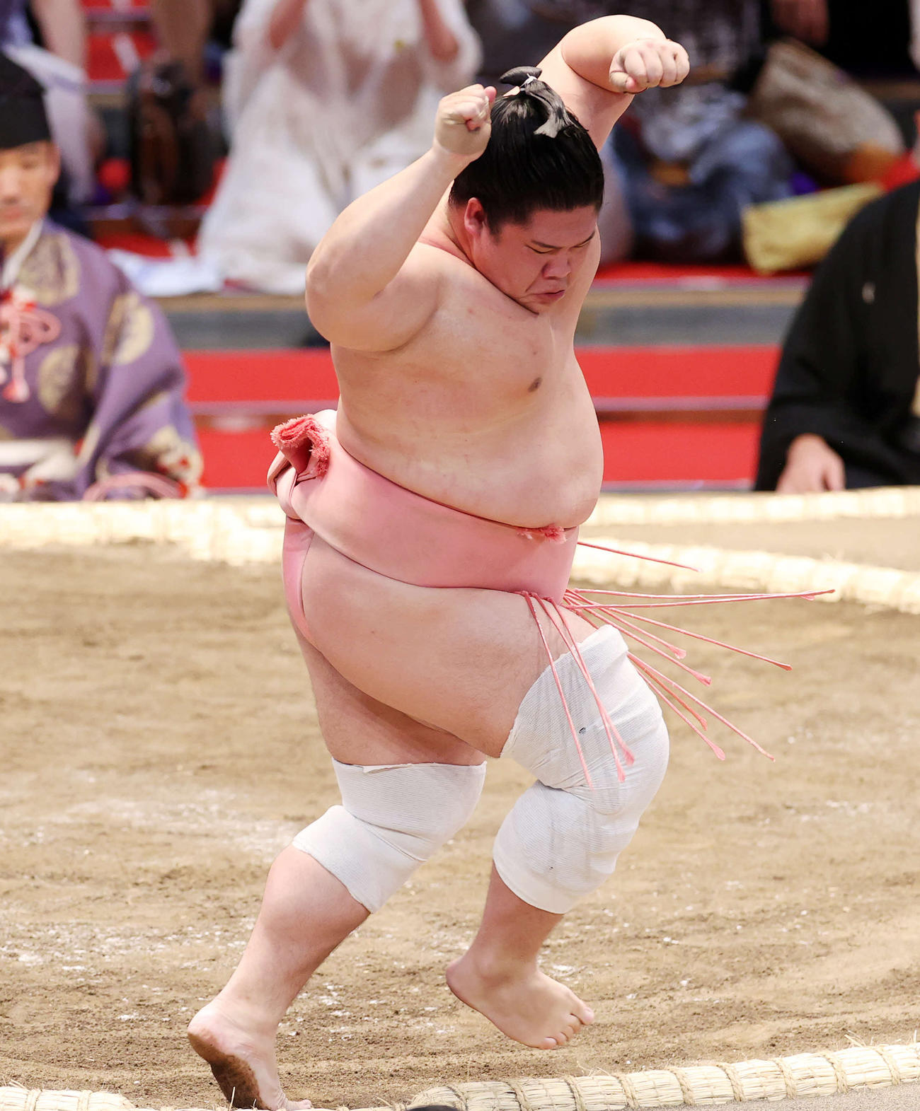 大奄美を突き落としで破った宇良（撮影・鈴木正人）