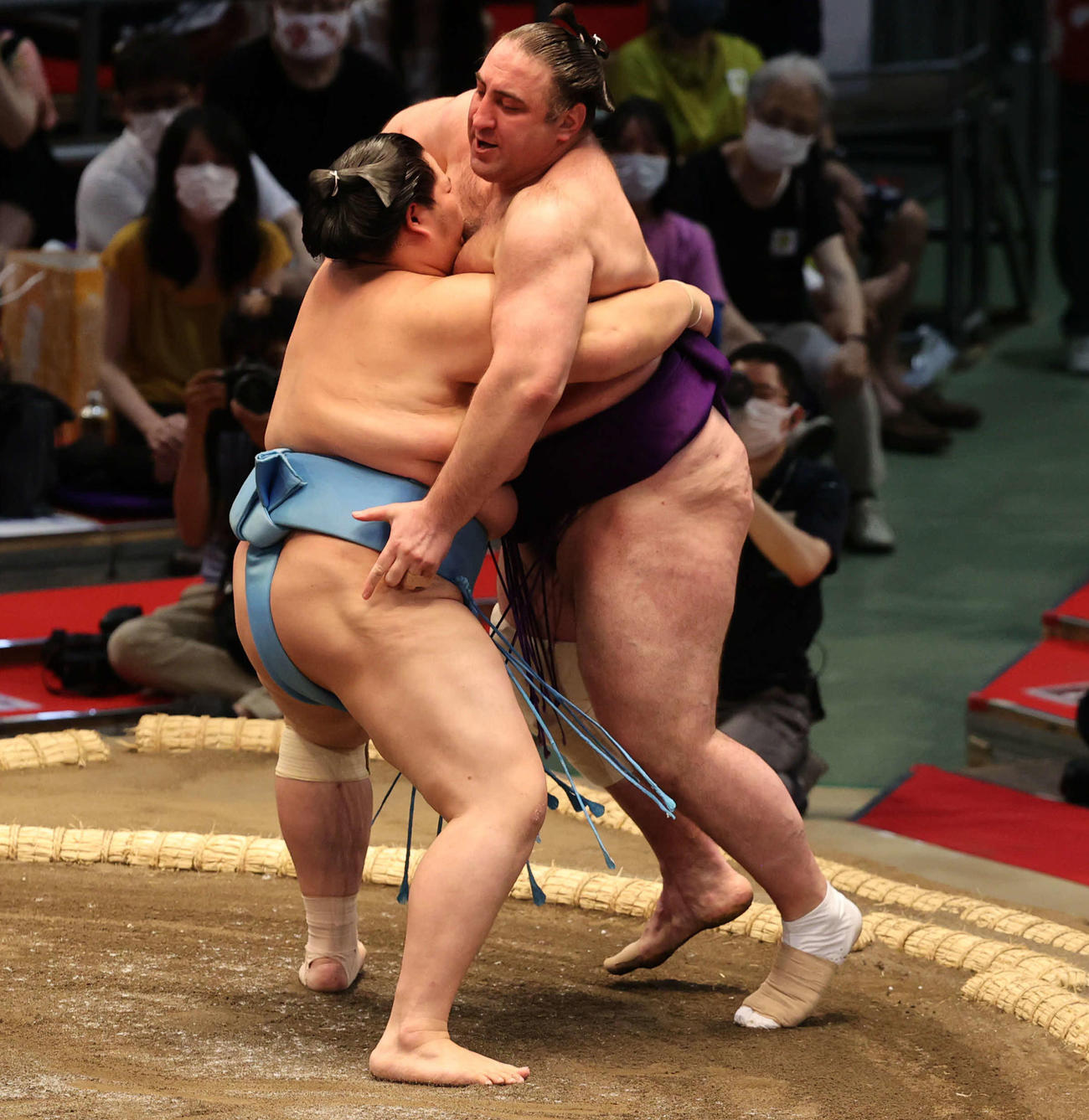 栃ノ心を寄り切った琴ノ若（撮影・渦原淳）