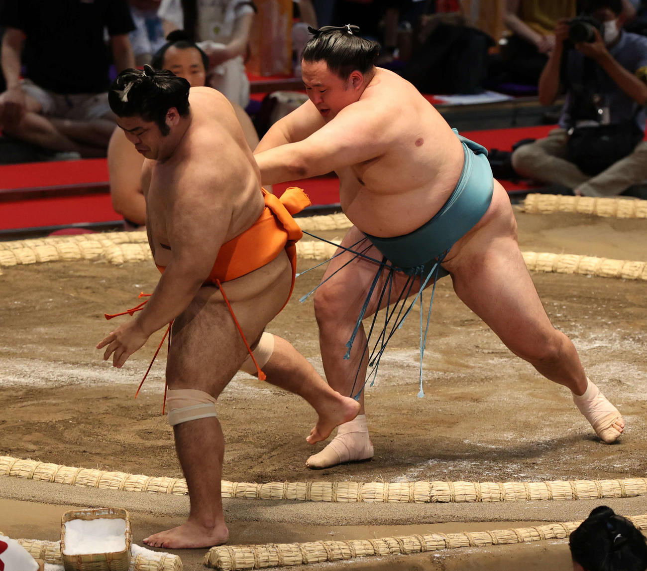 玉鷲（右）が押し出しで志摩ノ海を破る（撮影・渦原淳）