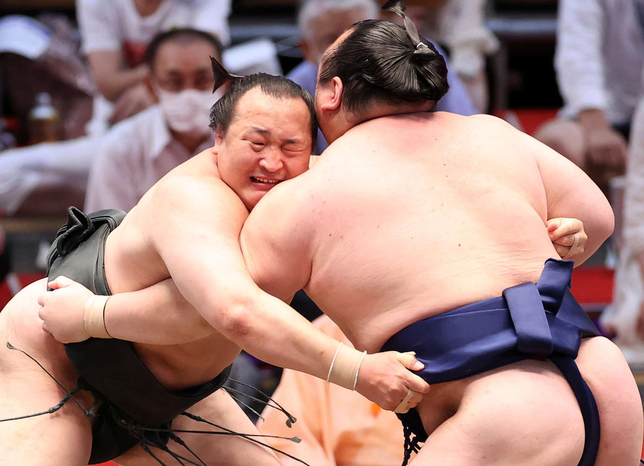 宝富士（右）を攻める千代翔馬（撮影・鈴木正人）