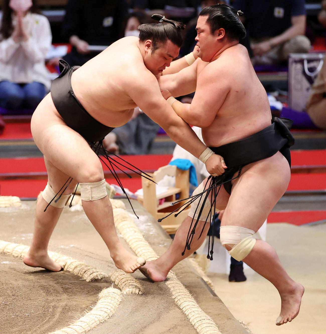 妙義龍（右）を寄り切りで破る霧馬山（撮影・鈴木正人）
