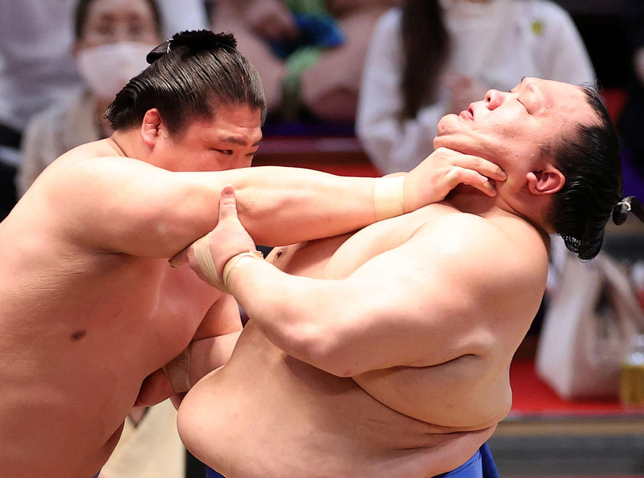 若隆景（左）の攻めを耐える北勝富士（撮影・鈴木正人）