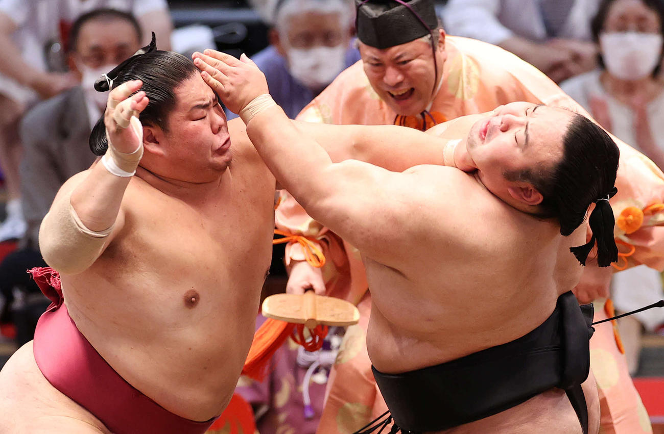大栄翔（左）の攻めを耐える貴景勝（撮影・鈴木正人）