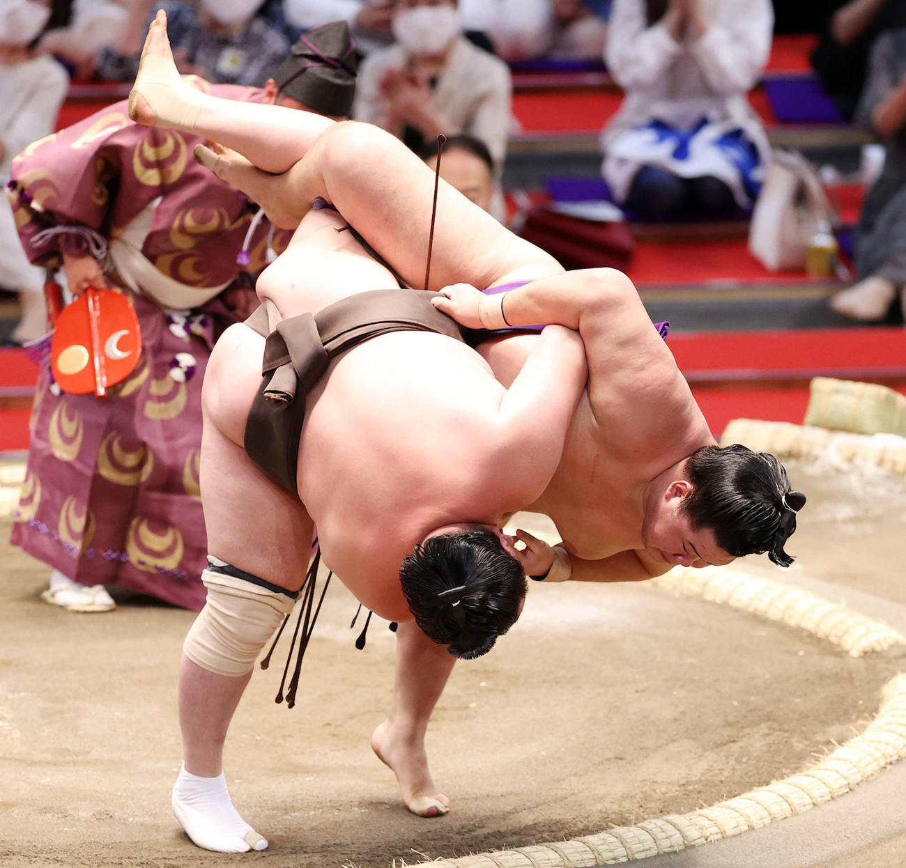 明生（右）を掛け投げで破る白鵬（撮影・鈴木正人）