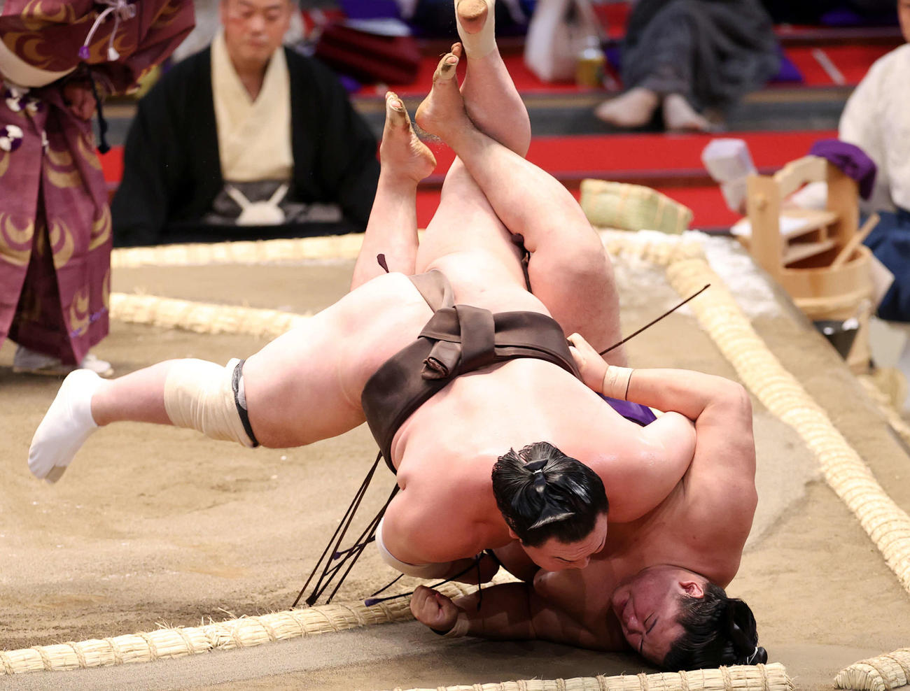 明生（右）を掛け投げで破る白鵬（撮影・鈴木正人）