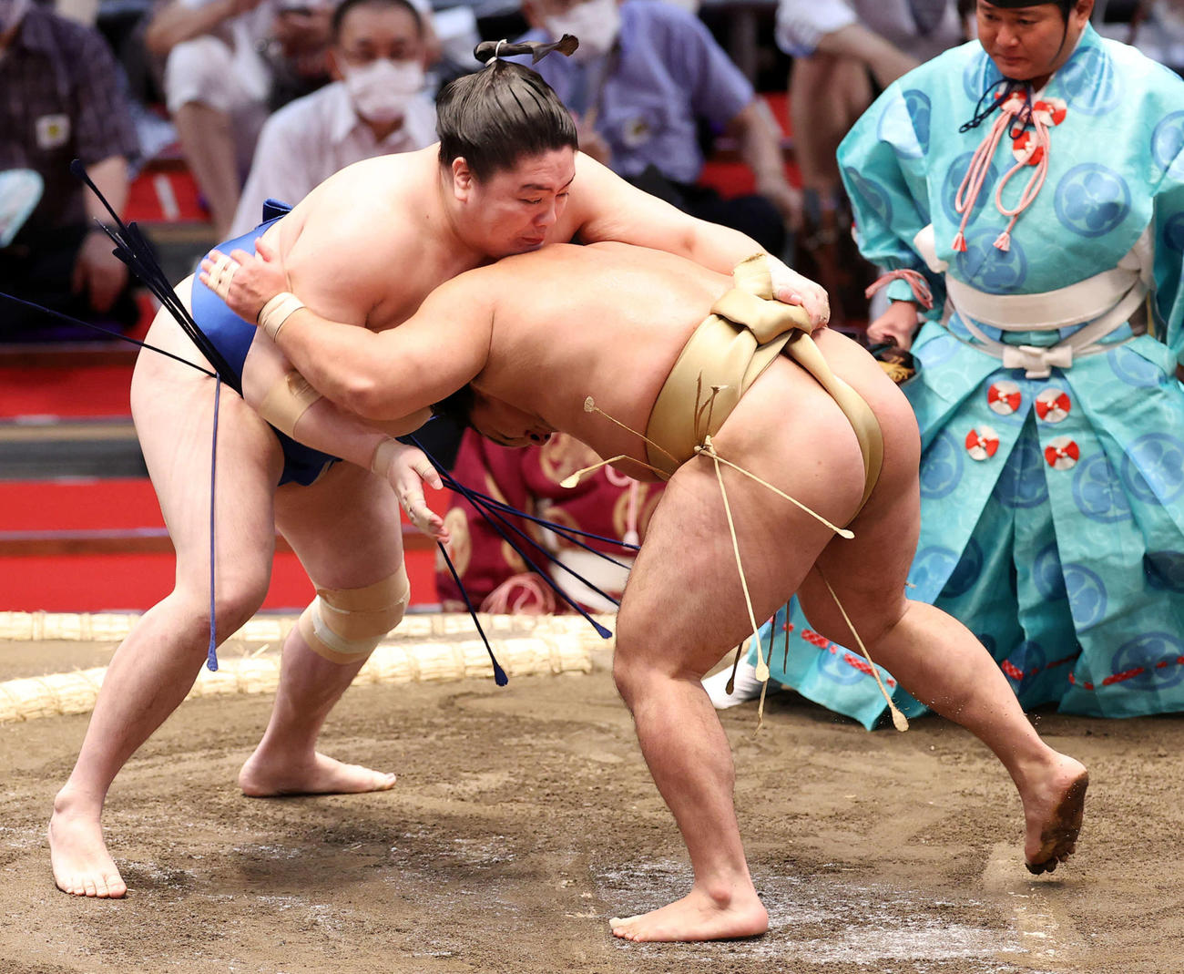 石浦（右）をはりま投げで破る一山本（撮影・鈴木正人）