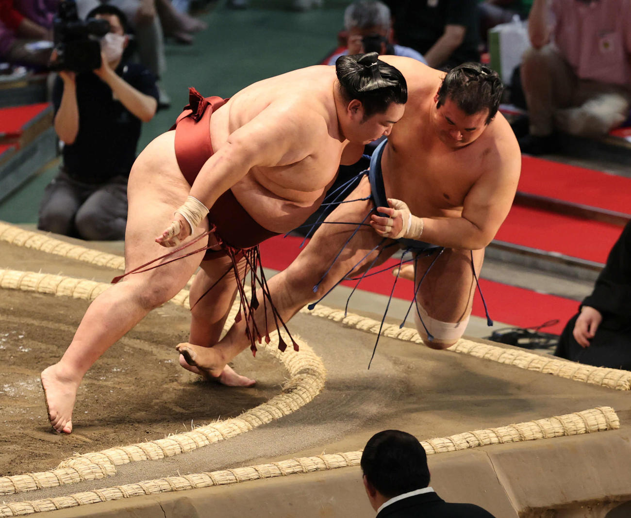 千代の国を寄り倒しで破った徳勝龍（左）（撮影・渦原淳）