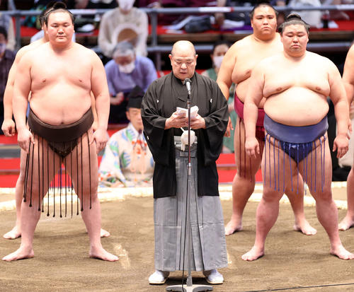 協会あいさつする八角理事長（中央）（撮影・鈴木正人）