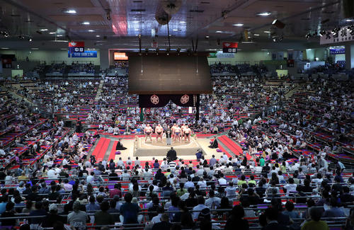 協会あいさつする、左から照ノ富士、白鵬、八角理事長、御嶽海、正代、明生、貴景勝（撮影・鈴木正人）