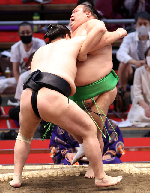 千代丸（右）を寄り切りで破る輝（撮影・鈴木正人）