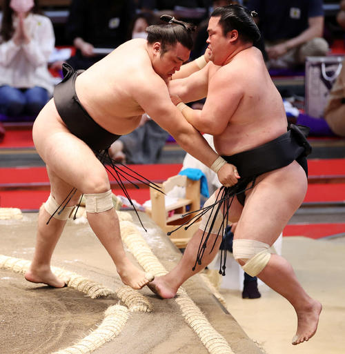 妙義龍（右）を寄り切りで破る霧馬山（撮影・鈴木正人）