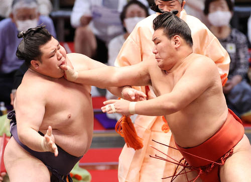 阿武咲（左）を攻める豊昇龍（撮影・鈴木正人）