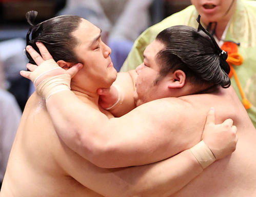 千代大龍（右）と攻め合う隠岐の海（撮影・鈴木正人）