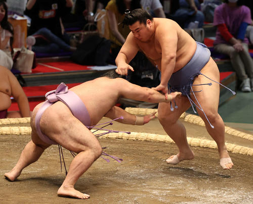 琴恵光を破る翔猿（右）（撮影・渦原淳）