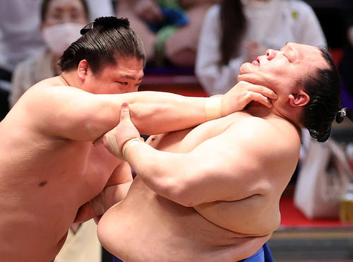 若隆景（左）の攻めを耐える北勝富士（撮影・鈴木正人）