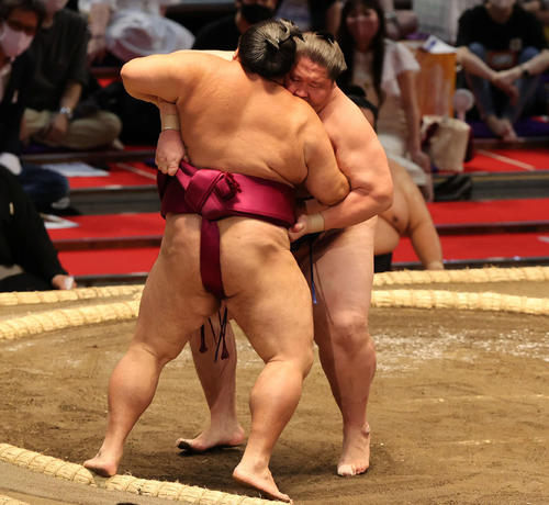 逸ノ城（右）が寄り切りで御嶽海を破る　
（撮影・渦原淳）
