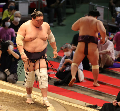 照ノ富士（左）が遠藤を破る（撮影・渦原淳）