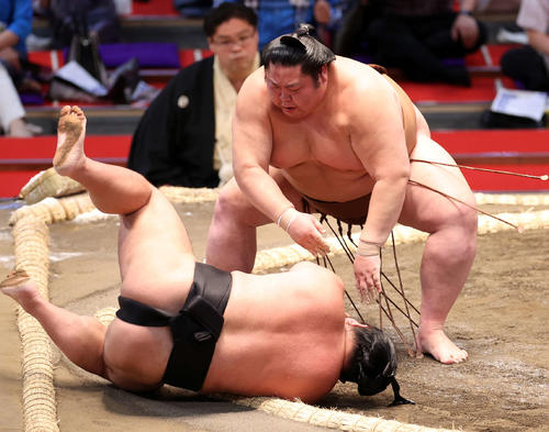 千代ノ皇（左）を上手投げで破る剣翔（撮影・鈴木正人）