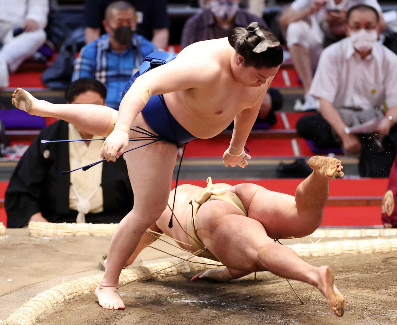 石浦（下）をはりま投げで破る一山本（撮影・鈴木正人）