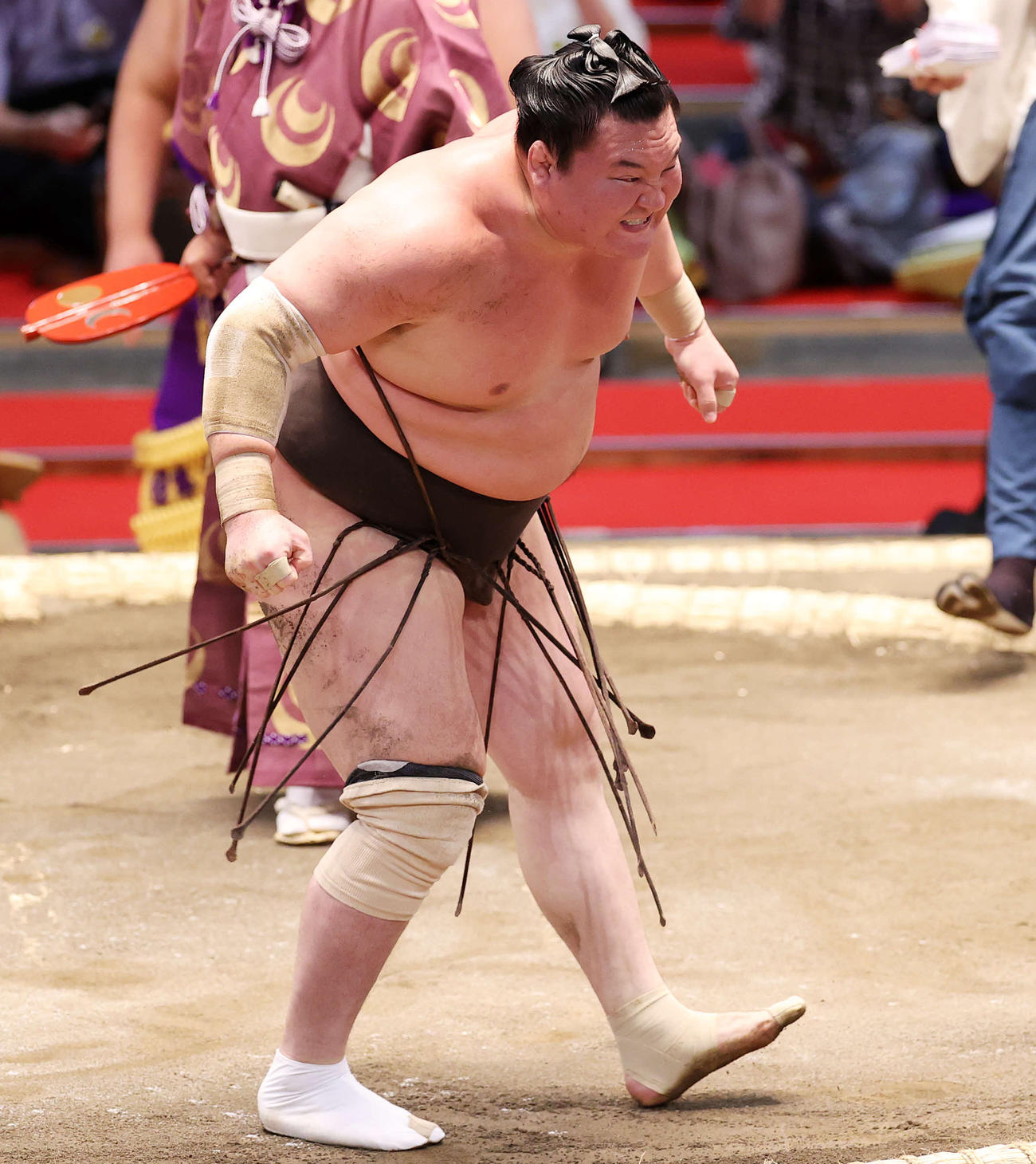 明生を掛け投げで破った白鵬（撮影・鈴木正人）