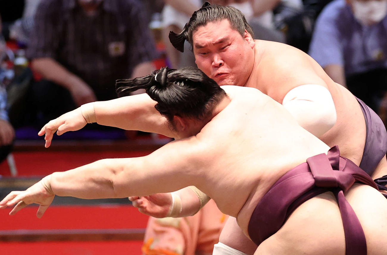 遠藤（手前）を攻める照ノ富士（撮影・鈴木正人）