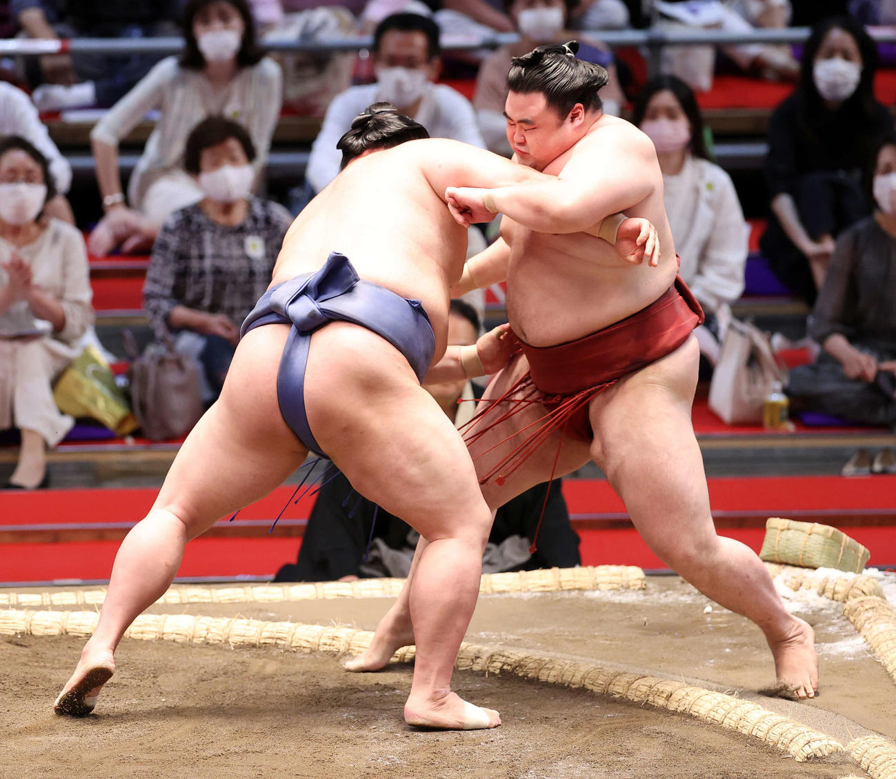 隆の勝（右）を寄り切りで破る正代（撮影・鈴木正人）
