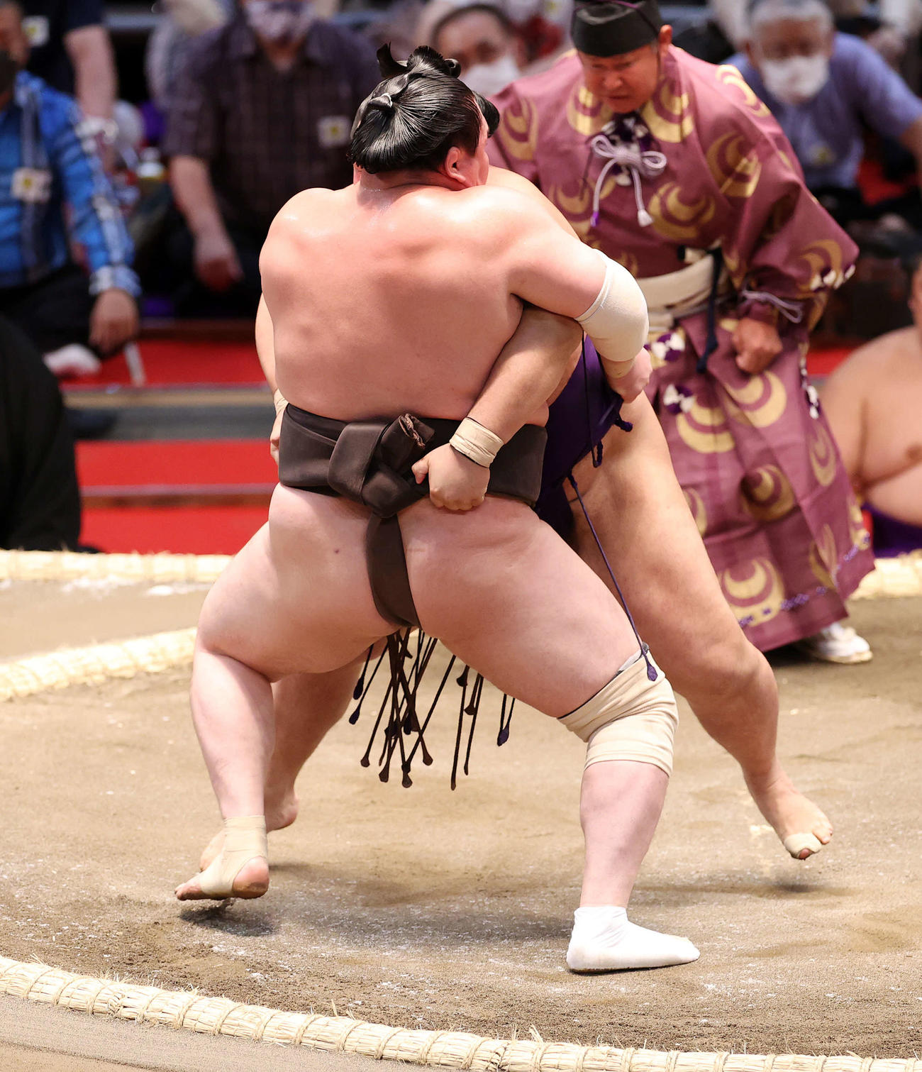 明生（後方）に攻められる白鵬（撮影・鈴木正人）
