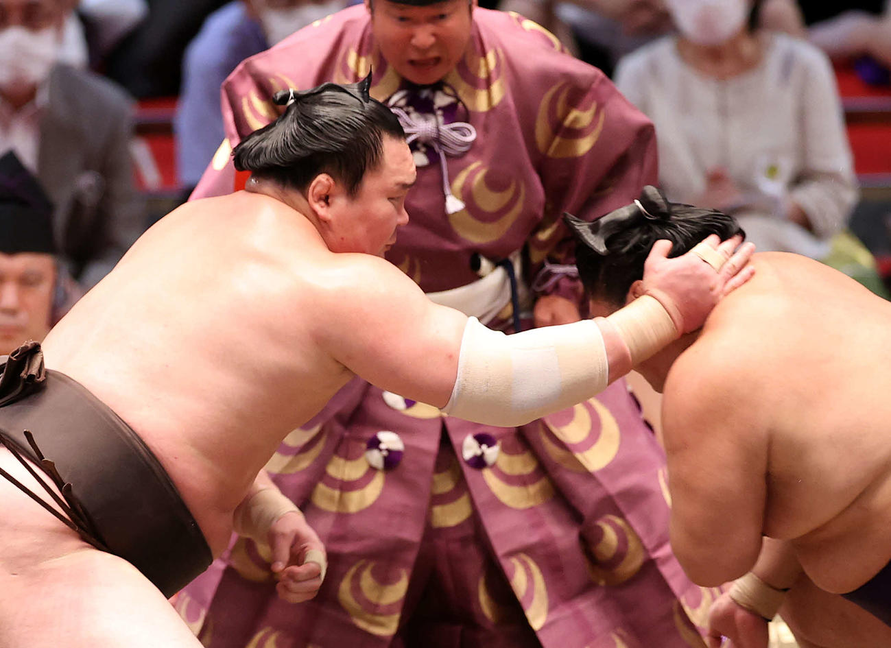 明生（右）に鋭い立ち合いで攻める白鵬（撮影・鈴木正人）