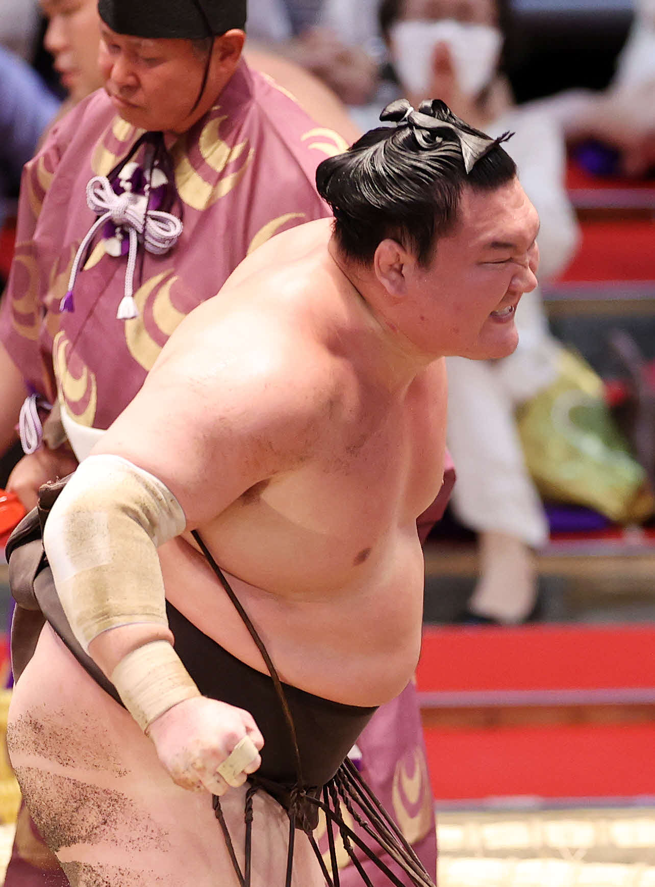 明生を掛け投げで破った白鵬（撮影・鈴木正人）