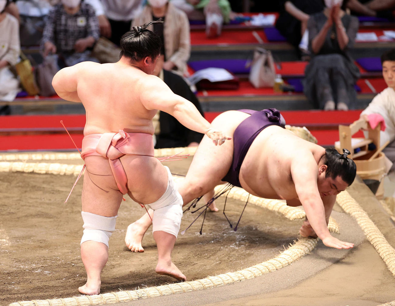 大奄美（右）を突き落としで破る宇良（撮影・鈴木正人）