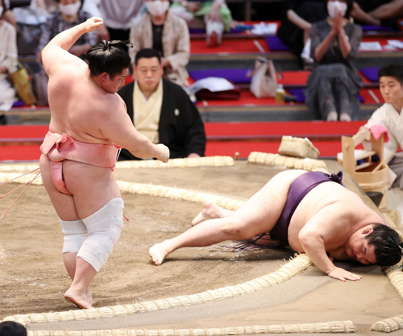 大奄美（右）を突き落としで破る宇良（撮影・鈴木正人）