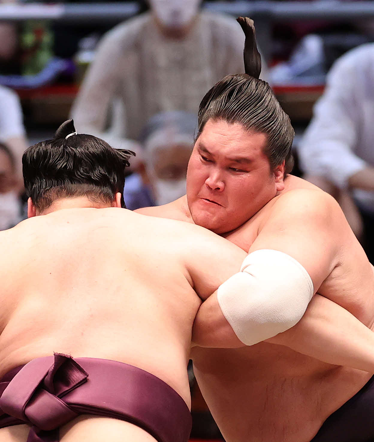 遠藤（左）を攻める照ノ富士（撮影・鈴木正人）