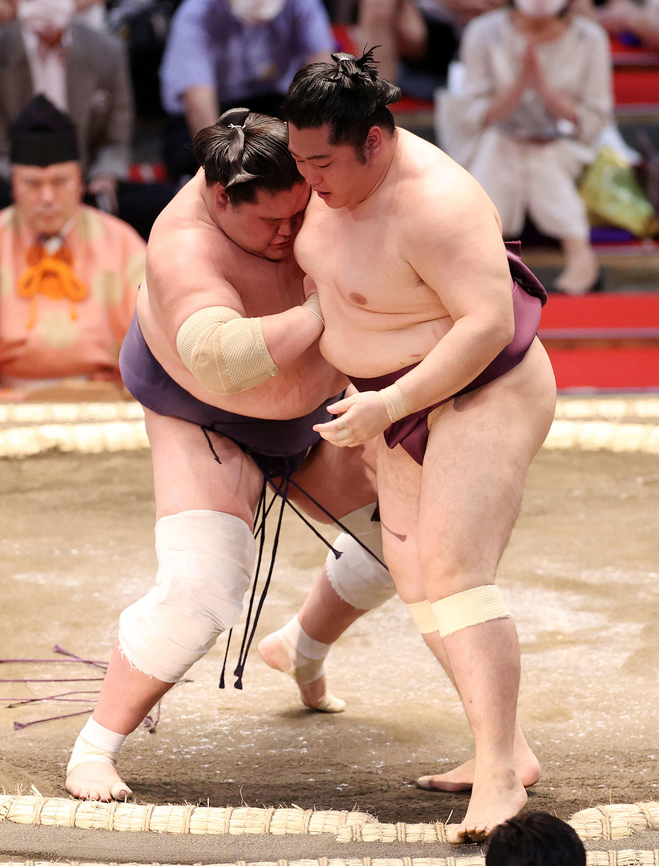 遠藤（右）を寄り切りで破る照ノ富士（撮影・鈴木正人）