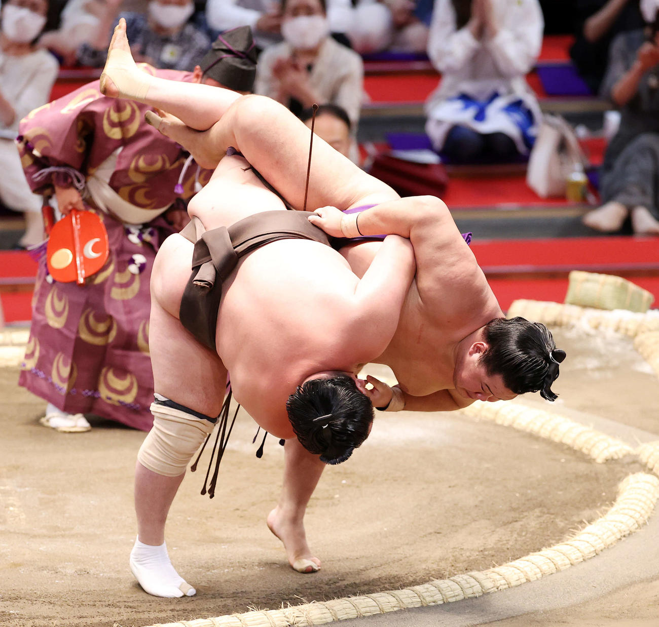 明生（右）を掛け投げで破る白鵬（撮影・鈴木正人）